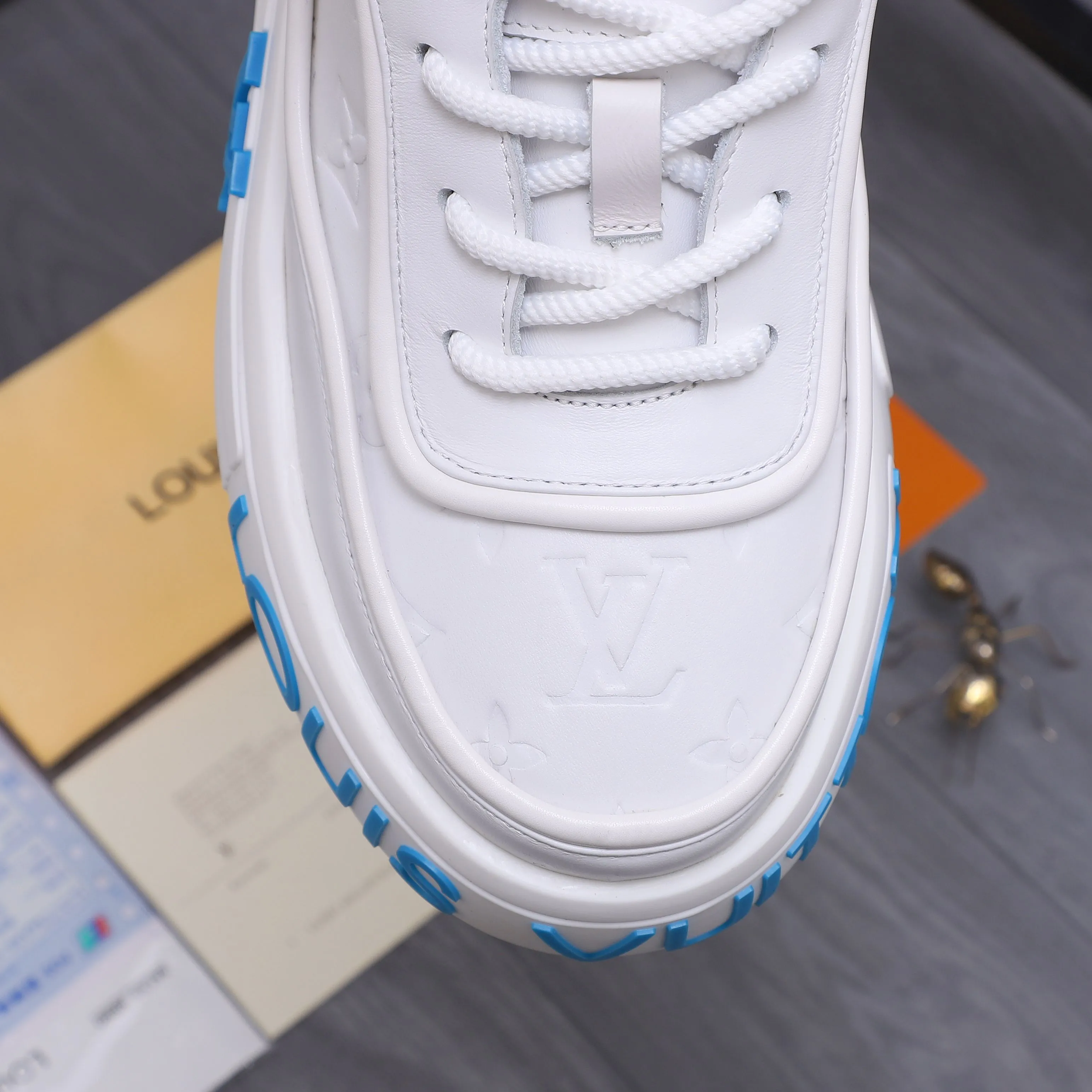 Men's shoes 💰560 Product trademark: LV [Louis Vuitton] casual shoes, regular size. Size: 38-46 (38.45.46 is custom-made and non-returnable) Product materials: Selected high-quality cowhide stitching embossed cowhide upper, cowhide insole, mesh lining, original outsole